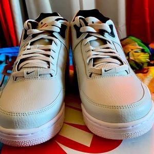 I am selling this shoes because they don’t fit